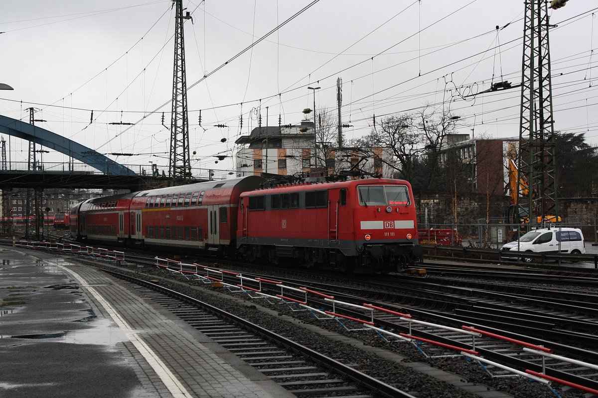 Die Schnapszahllok 111 111 der DB Regio NRW mit Dostos auf der Linie RE 9 
Aachen - Siegen bei der Einfahrt in die Abstellgleise.

16.03.2018
Aachen HBF