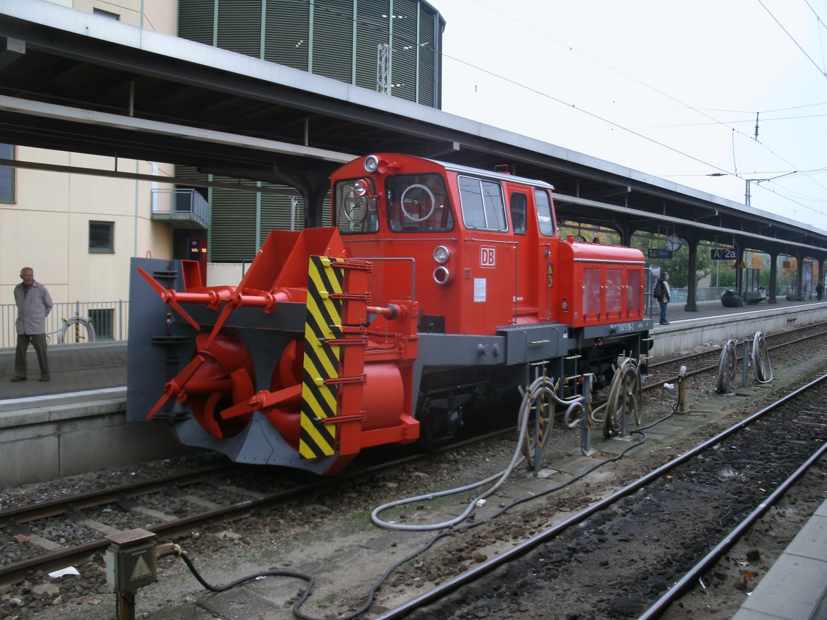 Die Schneefr�se 40 80 947 5 156-2 war bei der Fahrzeugaustellung,am 12.Oktober 2013,in Stralsund dabei.