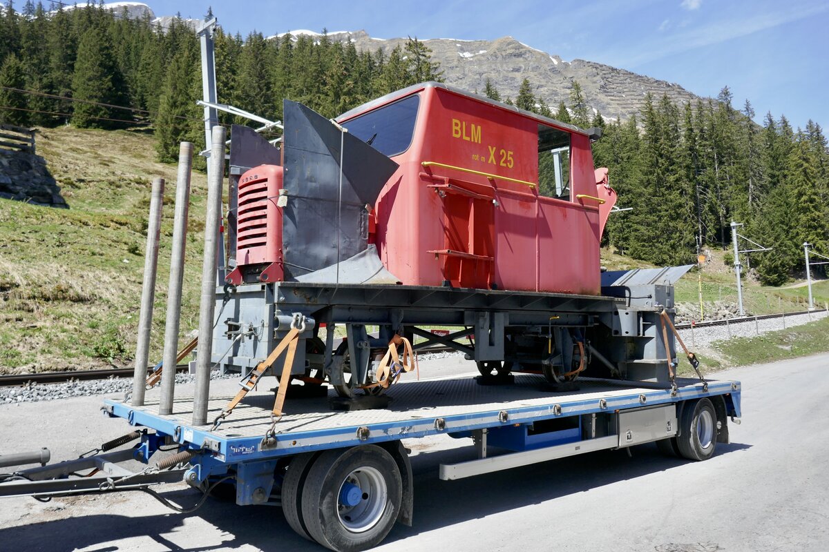 Die Schneefräse X 25 aufgeladen und transportfertig am 14.5.24 auf der Winteregg.