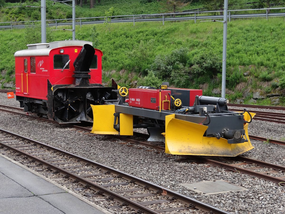 Die Schneematerial wartet ... Die Schnee

Im Hp. Hospental, die Xrote 4933 mit die X 4904. 18-06-2015