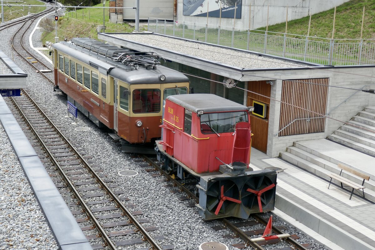 Die Schneeschleuder X 25 und der Be 4/4 22 der BLM am 13.5.24 im Bahnhof Winteregg.