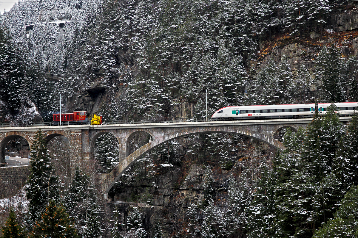 Die Schneeschleuder Xrotm Nr.96 begegnet auf der mittleren Meienreussbrücke einem talwärts fahrendem ICN.Bild vom 10.12.2014 