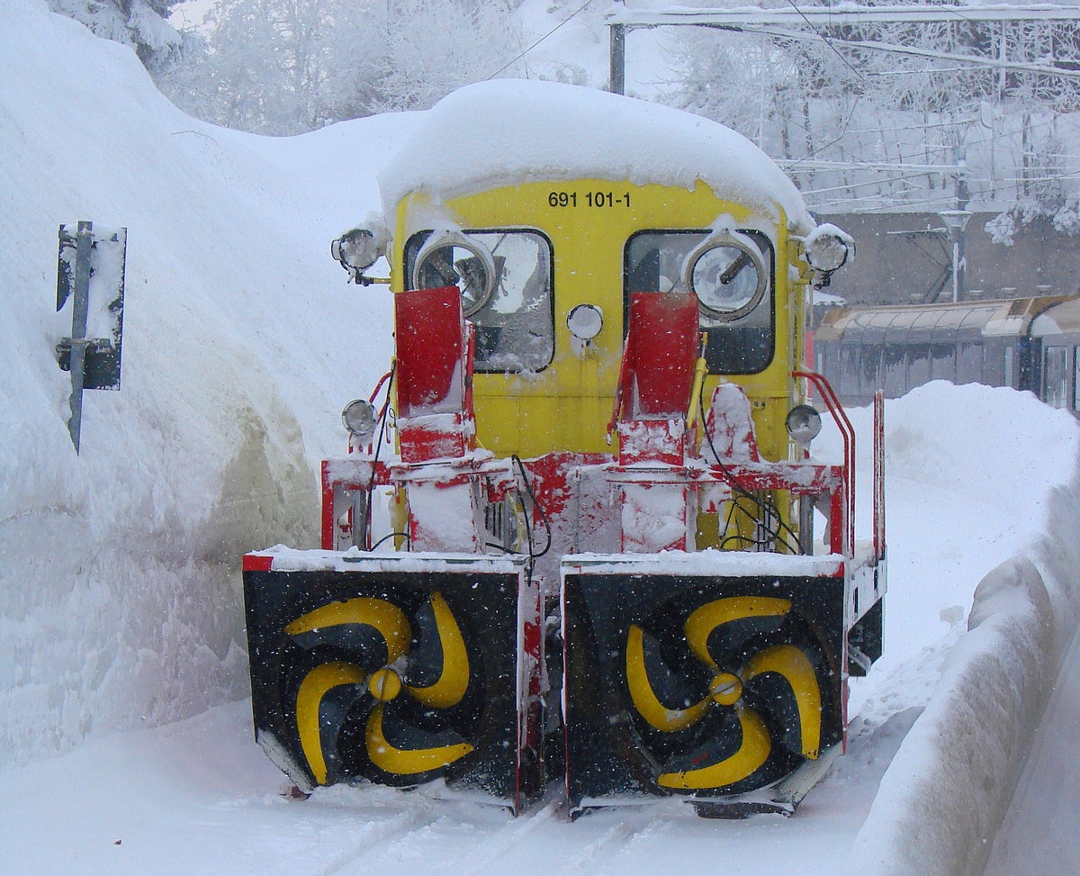Die schneeschleuder Xtm 691-1 im Bf. Brünig-Hasliberg - 02-02-2012