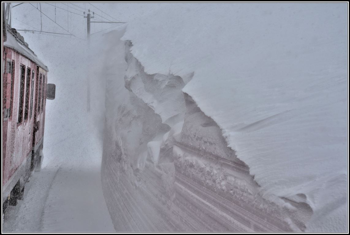 Die Schneeverwehungen am Berninapass übersteigen teilweise die Höhe der RhB Fahrzeuge. R4656 mit ABe 4/4 III 53  Tirano  und 51  Poschiavo  bei Ospizio Bernina. (04.04.2019)