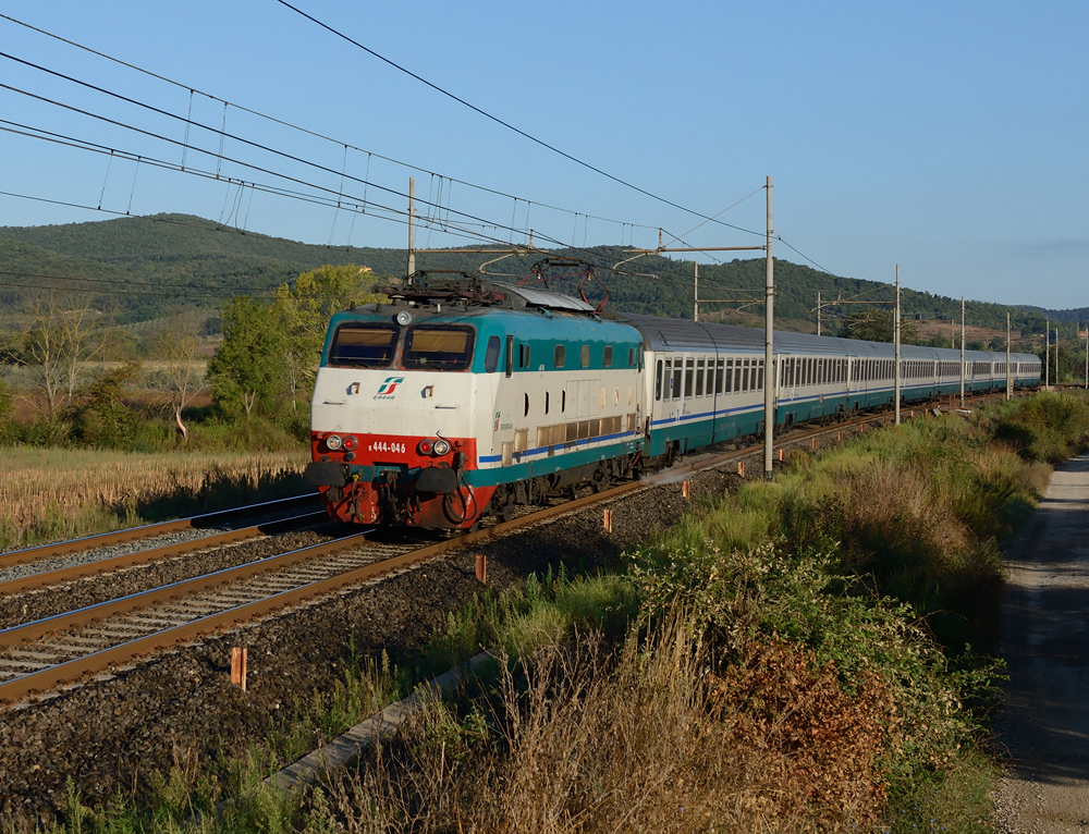 Die schnelle Schildkr�te E 444 046  Tartaruga  war am 13.09.2013 mit dem IC 501 von Sestri Levante nach Napoli Centrale unterwegs, und wurde von mir bei Gavorrano,
nahe der Ausl�ufer des Colline Metallifere dem Toskanischen Erzgebirge fotografiert. 