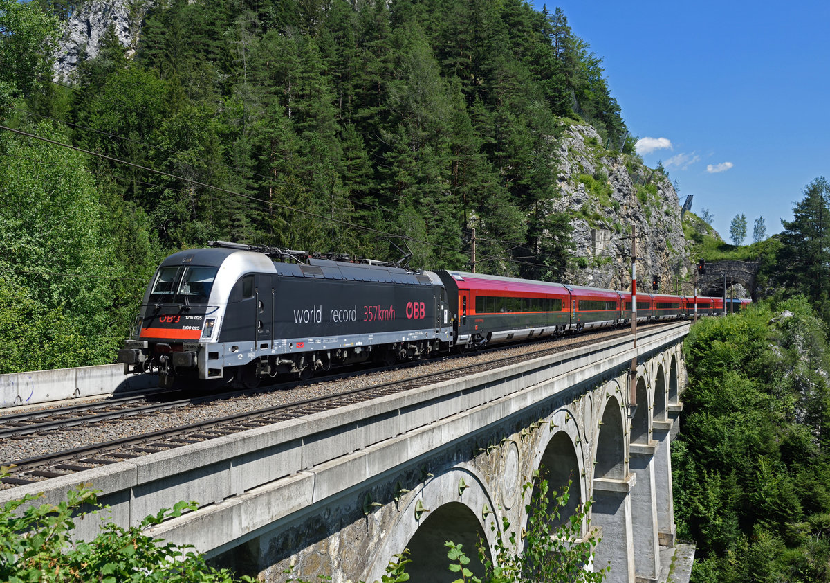 Die schnellste E-Lok der Welt alias 1216 025 war am 31.07.2020 mit dem RJ 133  Gondoliere  von Wien Hauptbahnhof nach Venezia Santa Lucia unterwegs und wurde von mir am 37 Meter hohen und 87 Meter langen Krausel-Klause-Viadukt fotografiert.