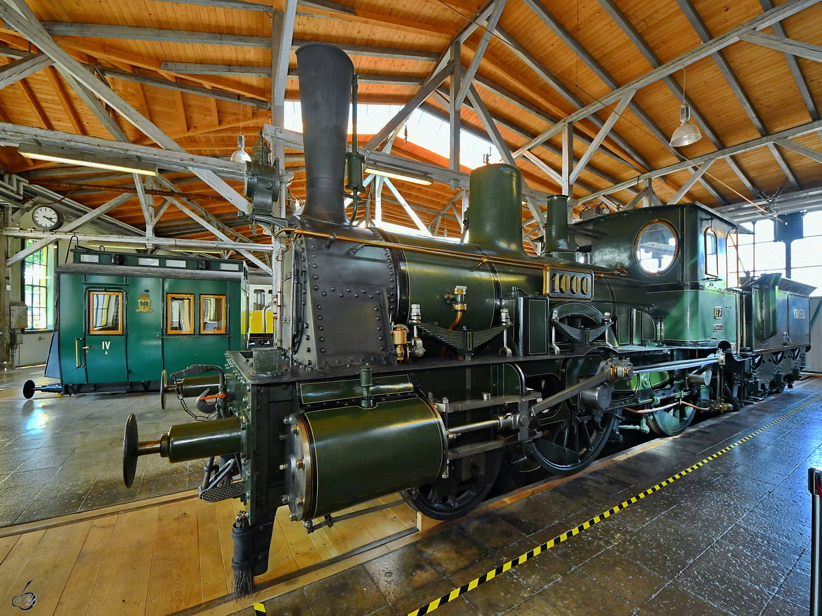 Die Schnellzugdampflokomotive Bayerische B IX  1000  aus dem Jahr 1874 ist in der Lokwelt Freilassing ausgestellt. (August 2020)
