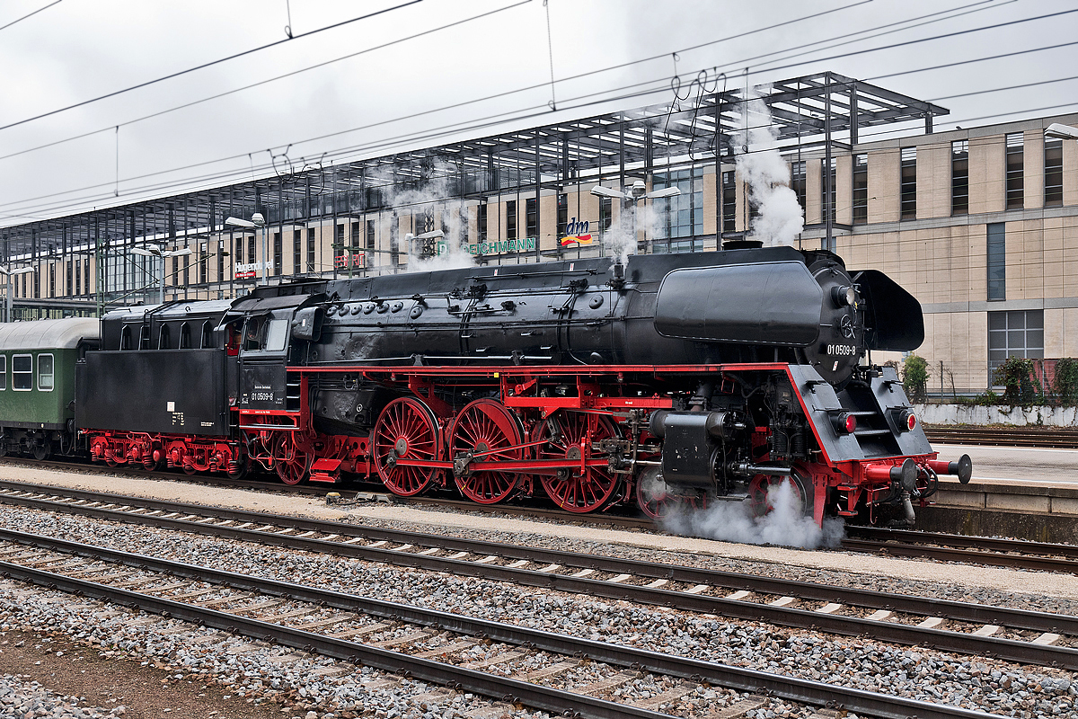 Die Schnellzugsdampflokomotive 01 0509-8 kurz nach nach der Ankunft mit ihrem Sonderzug aus Chemnitz Hbf im Bahnhof Regensburg.Bild 2.12.2017