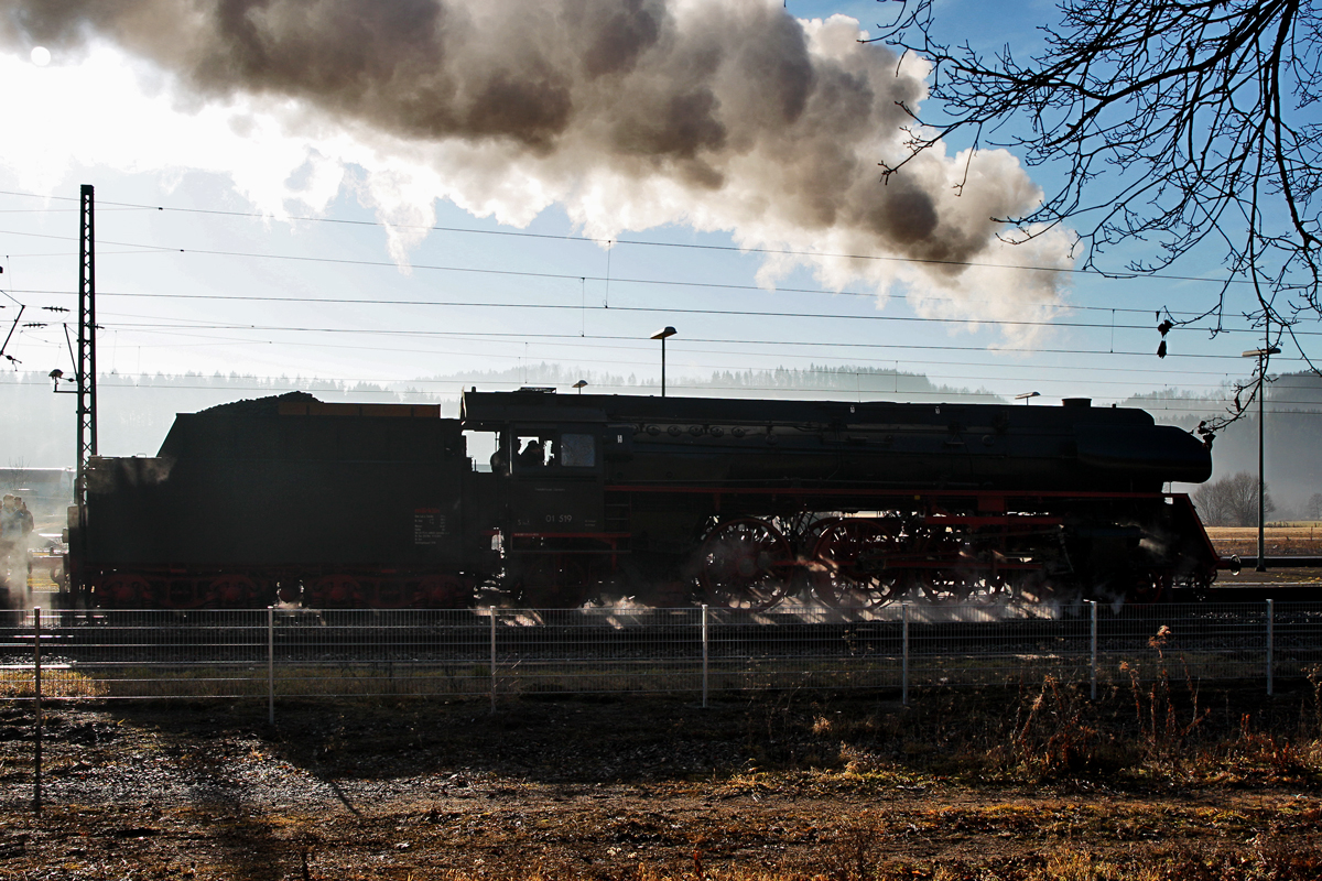 Die Schnellzugsdampflokomotive 01 519 macht Kopf in 
Immendingen an den Adventszug aus Böblingen nach Konstanz.Bild vom 20.12.2015