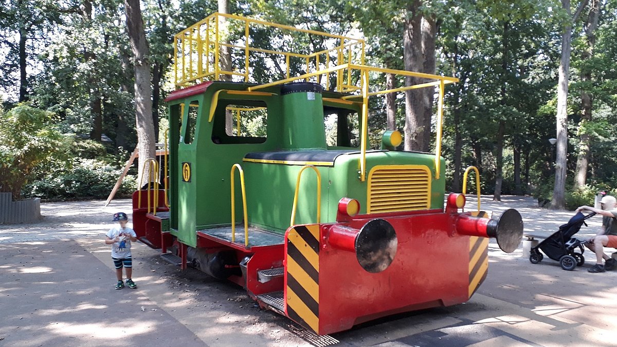 Die Schöma 3014, eine CHL-80 R, am 10.08.2020 im Zoo Dortmund. Die Lok ist dort schon seit etlichen Jahren als Spielgerät aufgestellt.