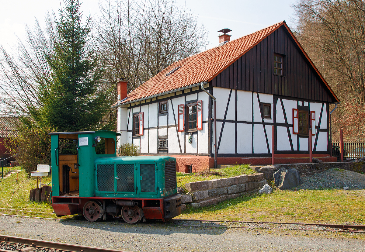 Die Schöma CFL 45 DC Feldbahnlokomotive Nr. 15 der FGF (Feld- und Grubenbahnmuseum Fortuna, Solms) am 10.04.2016 im FGF in Solms-Oberbiel.

Die Lokomotive wurde1964 von der  Christoph Schöttler Maschinenfabrik GmbH  (Schöma) in Diepholz unter der Fabriknummer 2832 für die Firma Walter Auerbach (Rheinischen Vulkan Schamotte- und Dinaswerke), in der Spurweite 600 mm, gebaut und ausgeliefert, und war zunächst auf der Tongrube Großholbach im Westerwald stationiert.

Im Jahr 1976 kam sie im Quarzitbruch Leimsfeld (Nähe Alsfeld, Hessen) der Didier-Werke zum Einsatz, hier wurde sie auf die Spurweite von 750 mm umgespurt. Zur FGF kam sie dann 1989 und musst wieder auf 600 mm zurückgespurt werden.

Der Motor treibt über einen einstufigen Drehmomentwandler ein hydraulisch betätigtes Wendegetriebe mit zwei Fahrstufen an.

Technische Daten:
Hersteller: Schöma
Fabriknummer: 2832
Baujahr: 1964
Type: CFL 45 DC
Bauart: B-dh
Leistung: 48 PS
Dienstgewicht: 6,0 t
LüP: 3.200 mm
Breite: 1.250 mm
Höhe: 2.100 mm
Achsstand: 1020 mm
Geschwindigkeit: 17 km/h
Zustand: betriebsfähig 