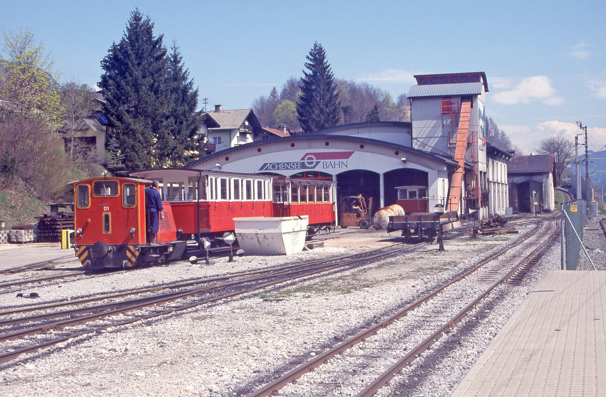 Die Schöma Verschublokomotive nr D1 der Achenseebahn beim Einsatz an der Werkstätte in Jenbach am 15.04.2004, 12.39u. Es wurden die Wagen 5 und 4 hervorgeholt, die anschliessend gereinigt wurden für die nächste Saison. Rechts ist Güterwagen nr 8 zu sehen. Scan (Bild 8857, Fujichrome100).