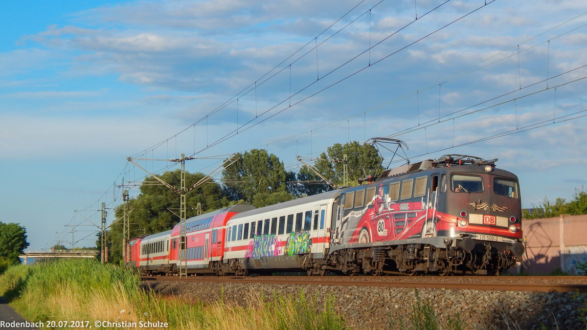 Die schön beklebte 115 509 zog am 20.07.2017 den auf Grund von Bauarbeiten umgeleiteten PbZ 2487 Leipzig Hbf - München-Pasing Bbf durch Rodenbach.
