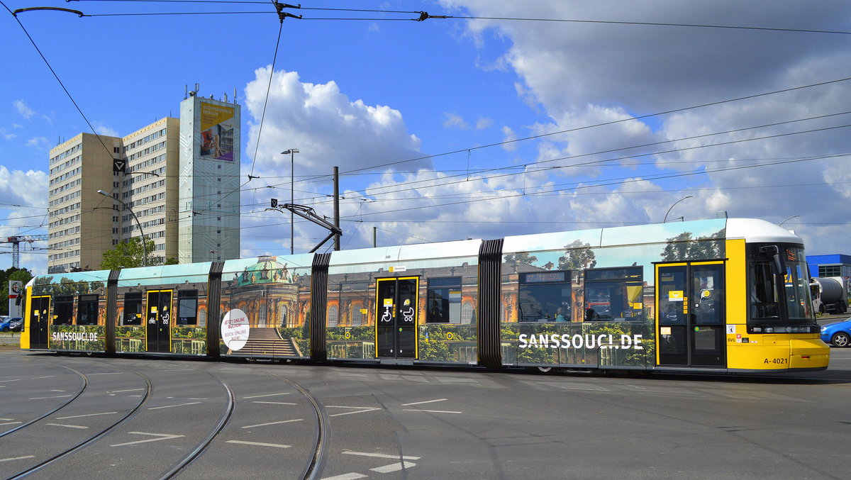 Die schön mit  Schloss Sanssouci  Werbung gestaltete Tram Typ GT6-12ZRK (Bombardier; Bj.2013) (BVG Nr. 4021) als Linie 27  am 29.07.20 Rhinstr./Landsberger Allee/Berlin Marzahn.