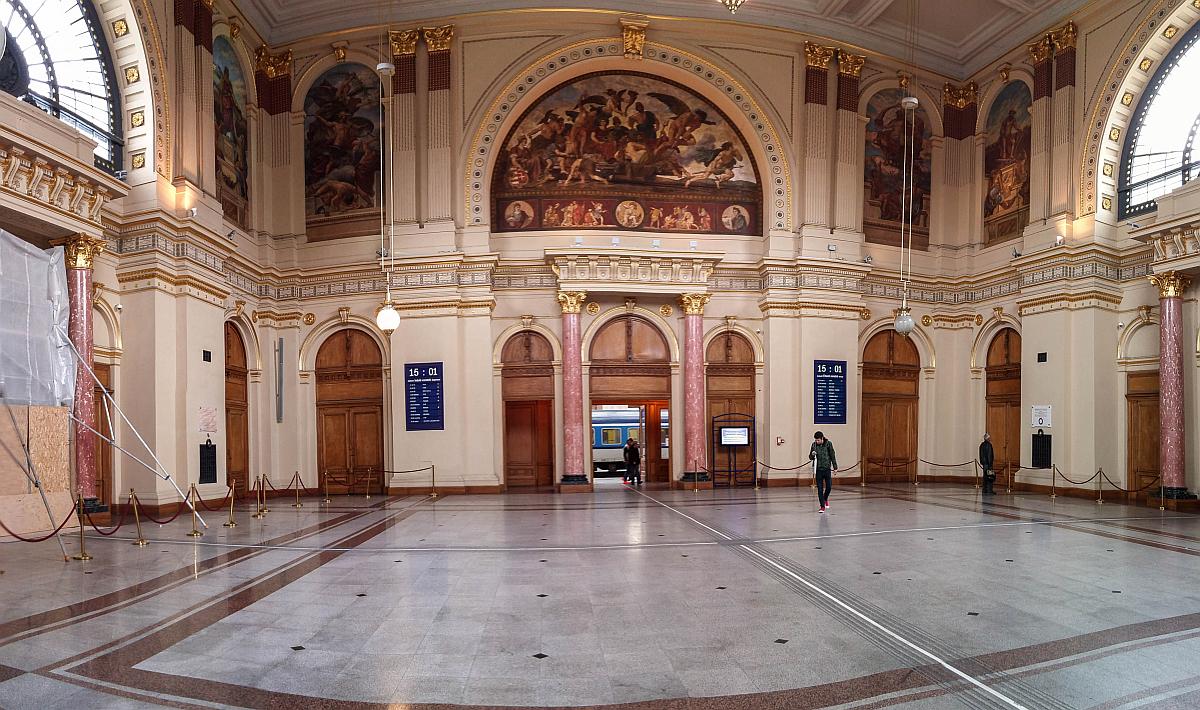 Die schön renovierte -aber kaum ausgenutzte- Seitenhalle des Ostbahnhofes (Budapest Keleti) am 23.09.2017.