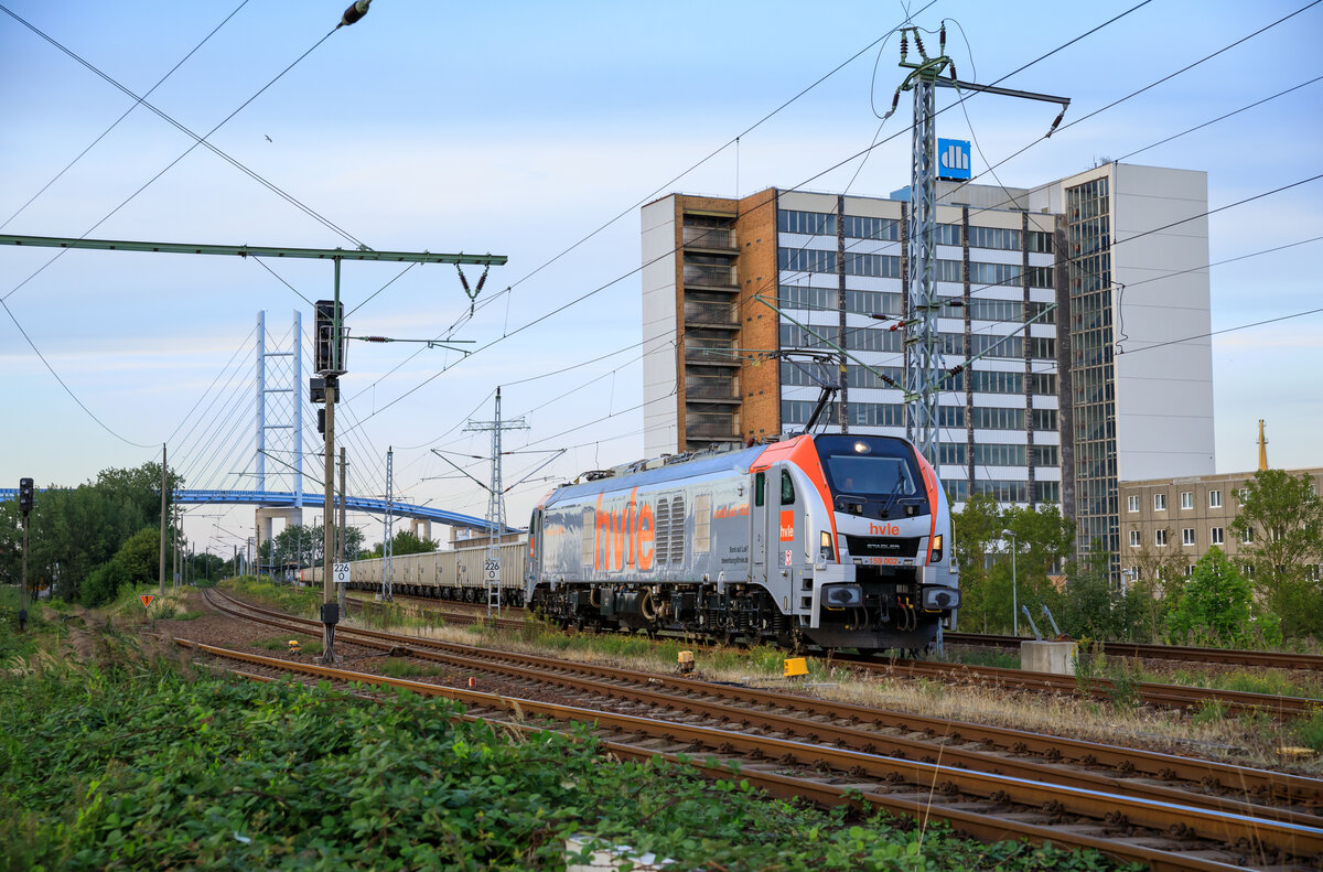 Die Schöne 159 002 der HVLE brachte am Abend, des 04.09.2022 einen schweren Güterzug von Wustermark nach Grimmen mit  Kopf  machen im Bahnhof Stralsund Rügendamm.