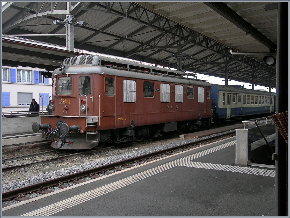 Die schöne BLS Ae 4/4 251 vor passendem Wagenmaterial des Weihnacht-Markt Zugs in Lausanne. 
Zur Weiterfahrt nach Montreux wurde später der Ae 4/4 die 01 202 vorgespannt (mit Tender voraus).
10. Dez. 2016