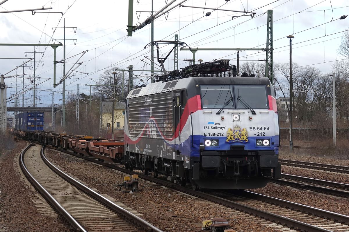 Die schöne ES 64 F4-212 der ERS Railways vor einem schwach ausgelasteten Containerzug am 28.02.2017 bei der Durchfahrt in Berlin-Schönefeld Flughafen
