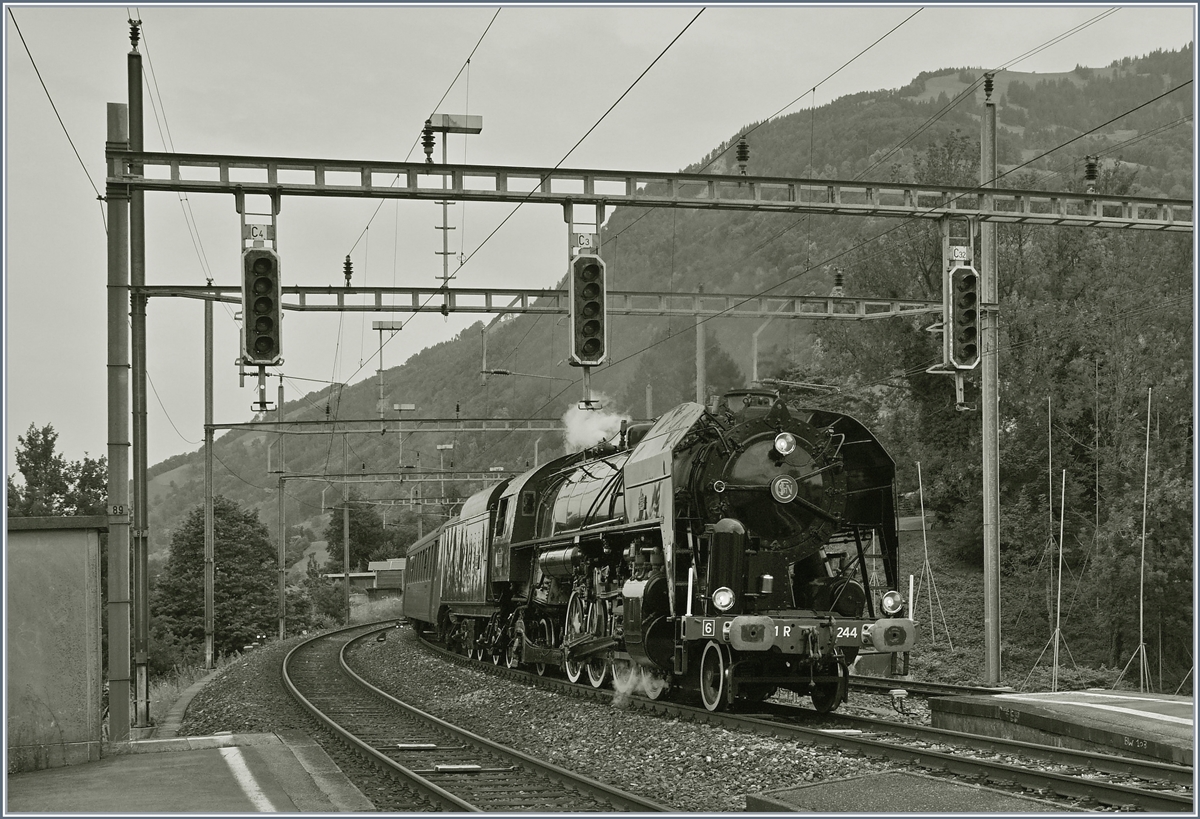 Die schöne SNCF 141 R 1244 (Heimat Depot Brugg AG) erreicht mit ihrem Schnellzug von Brugg kommend und den Kurswagen von Schaffhausen auf ihrer Fahrt nach Luzern den Bahnhof Arth Goldau.
24. Juni 2018