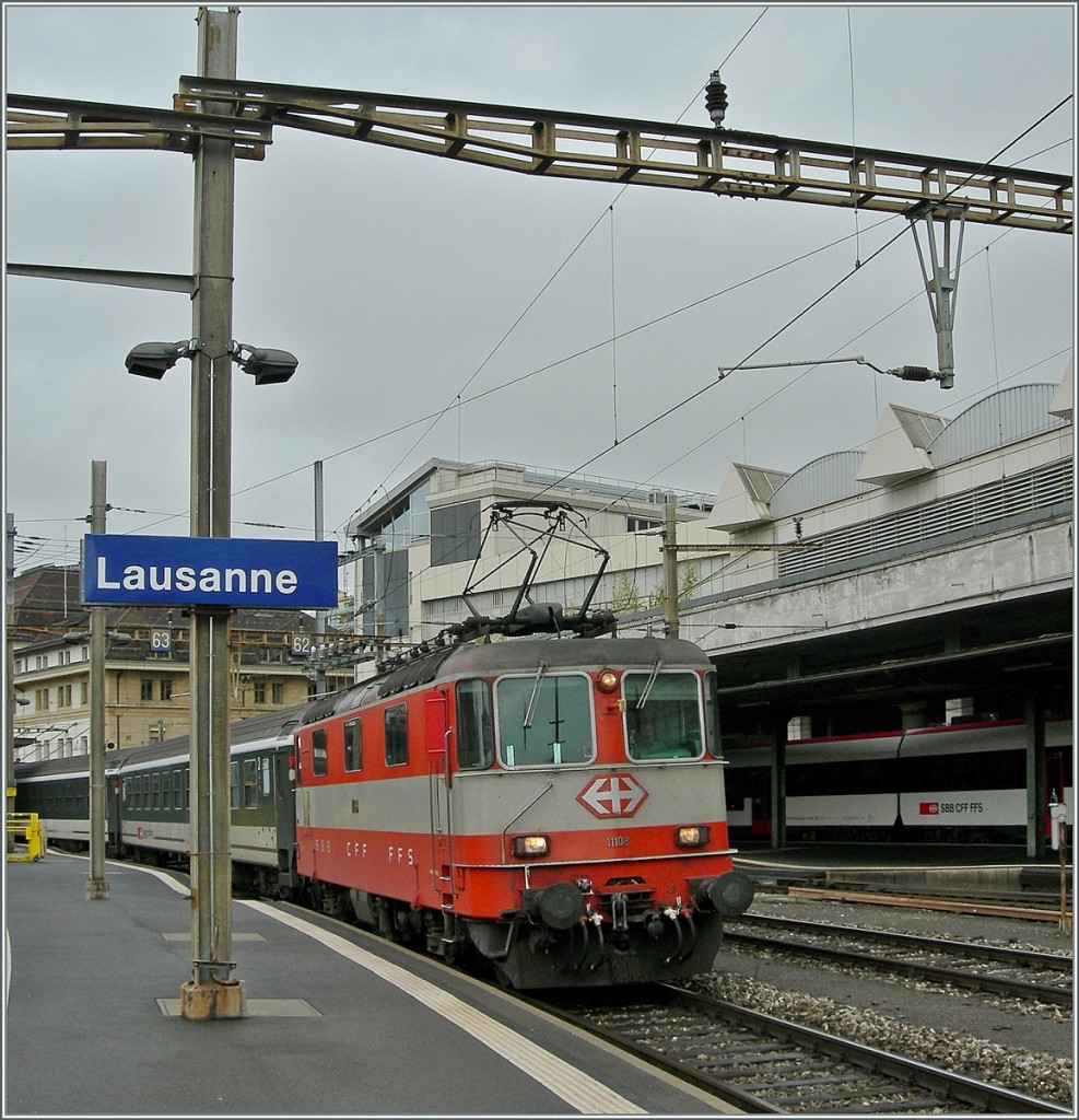 Die schne Swiss Express Re 4/4 II 11108 mit einem IR nach Brig bei Halt in Lausanne.
16. Okt 2013