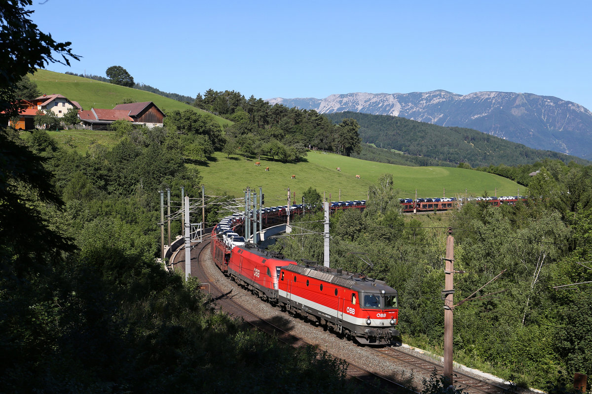 Die schöne im Toppzustand befindliche 1144.213 leistet der 1116.270 am G-49415 kurz vor Eichberg,am Abfaltersbachgraben-Viadukt vorspann. 15.8.17