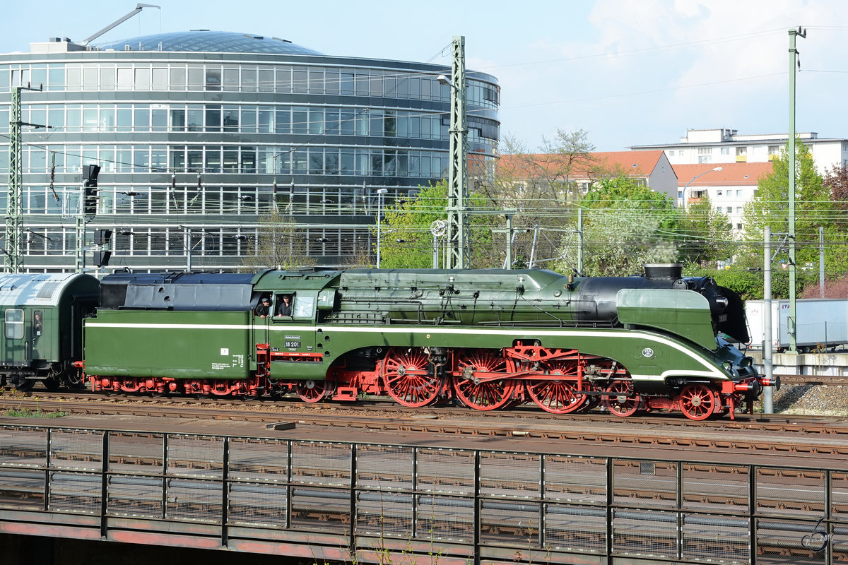 Die  Schönheit  18 201 mit einem Sonderzug im April 2014 in Dresden.
