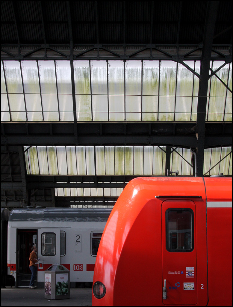 Die Schönheit des Alterns -

Die Glasscheiben des Hallendaches im Karlsruher Hauptbahnhof haben Patina angesetzt, was zu einem ganz eigenen Reiz führt.

19.04.2009 (M)