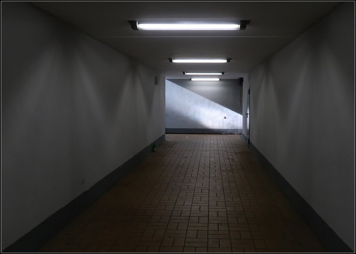 Die Schönheit im Hässlichen -

Bahnsteigunterführung an der S-Bahnstation Rommelshausen. Durch den Treppenabgang fällt ein Lichtstreifen in die Tiefe.

22.04.2020 (M)