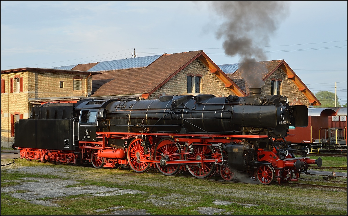 Die  Schönste , 01 202 beim Abdampfen in Romanshorn. Mai 2015.