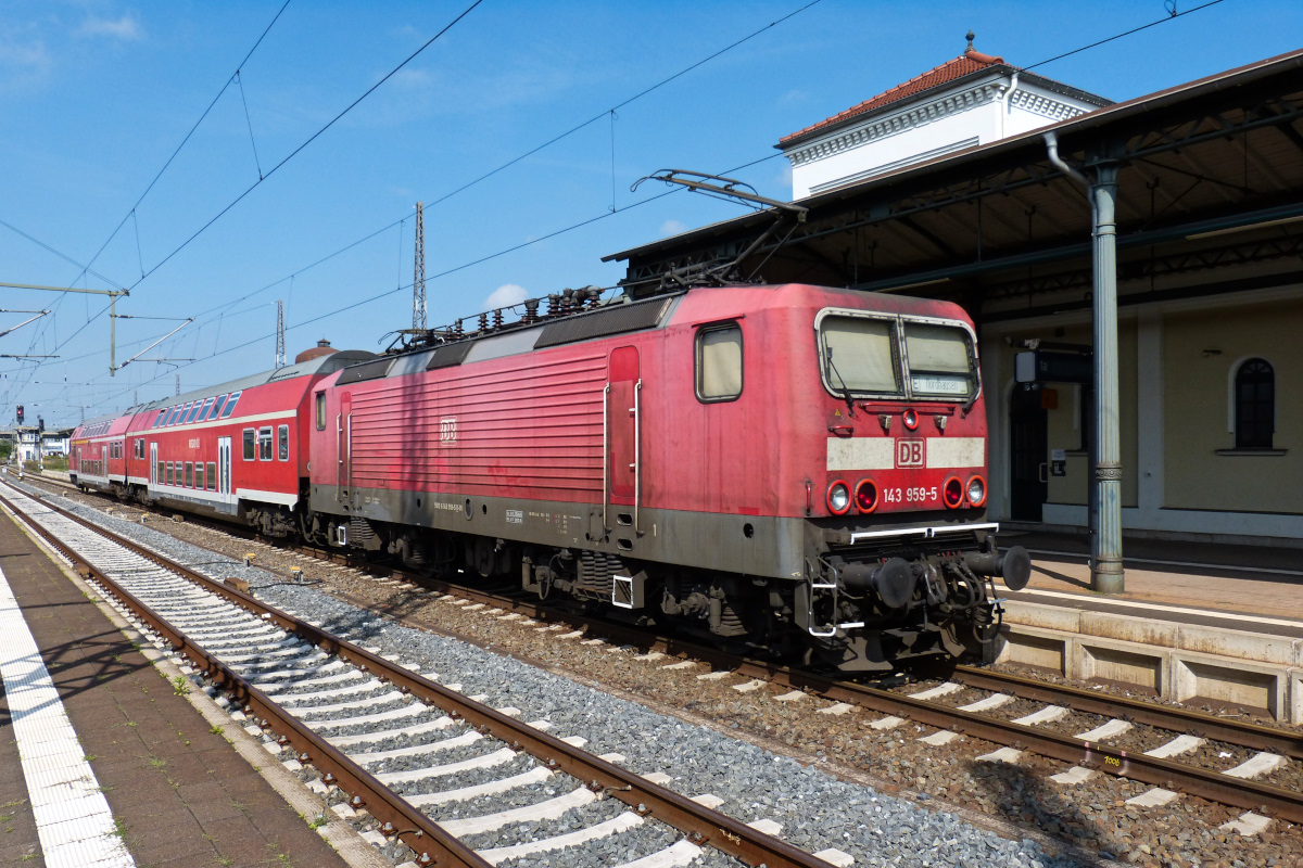 Die schon arg verblasste 143 959-5 am 29.08.2015 im Bahnhof Nordhausen. Ob sie noch eine Zukunft hat wenn Abellio hier den Regionalverkehr übernimmt, bleibt sehr zweifelhaft.