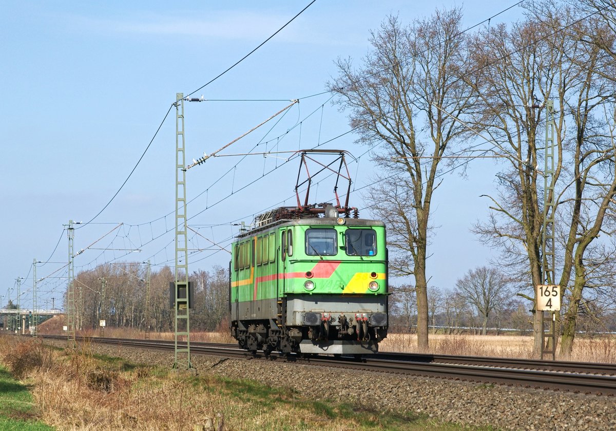Die schon etwas verblichene EGP 142 133 (DP 58) ist am 16.03.17 zwischen Lembruch und Diepholz solo in Richtung Osnabrück unterwegs.