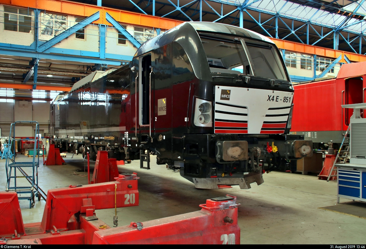 Die schon knapp sechs Jahre im Einsatz befindliche 193 851-3 (X4 E - 851 | Siemens Vectron) der Mitsui Rail Capital Europe GmbH (MRCE), vermietet an die boxXpress.de GmbH, steht aufgebockt in der Werkhalle 1 des DB Werk Dessau (DB Fahrzeuginstandhaltung GmbH).
Aufgenommen während des Tags der offenen Tür anlässlich 90 Jahre Instandhaltung elektrischer Lokomotiven.
[31.8.2019 | 13:46 Uhr]