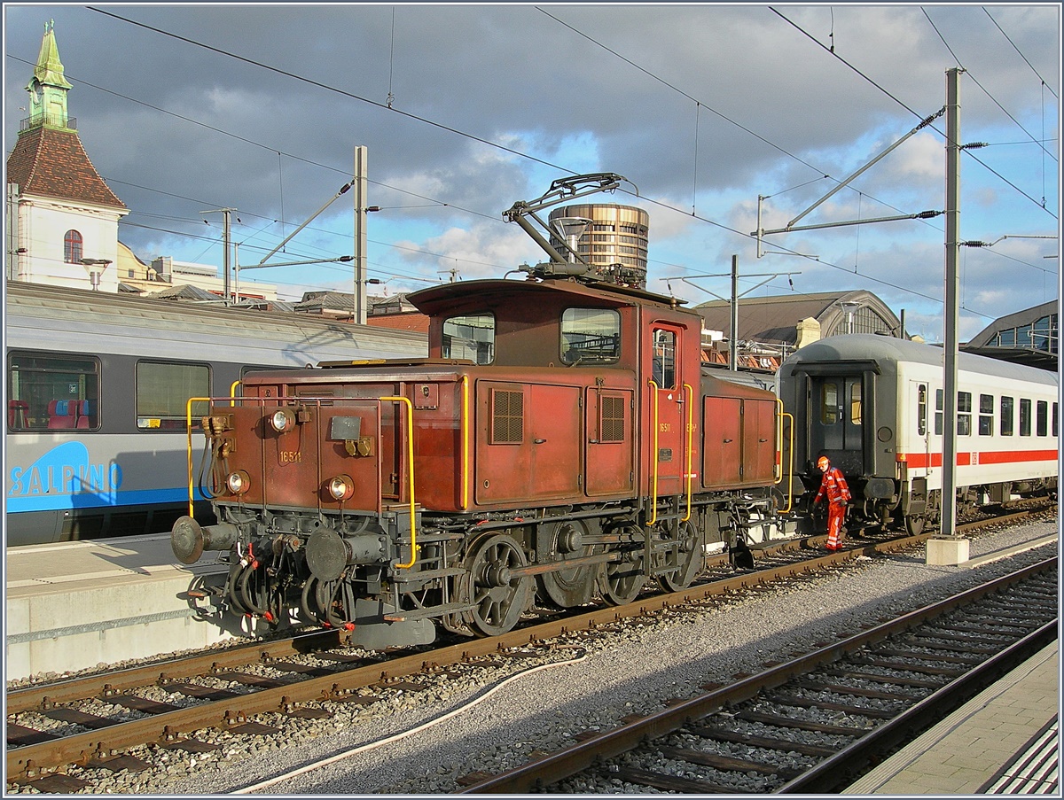 Die schon seit etlichen Jahren im Einsatz stehende Ee 3/3 II 16511 (ex SNCF C20151) kümmert sich um einen DB IC-Wagen (Raucherwagen), welcher der EC 101 Hamburg - Koblenz - Chur in Basel SBB zurücklässt.

21. Januar 2007   