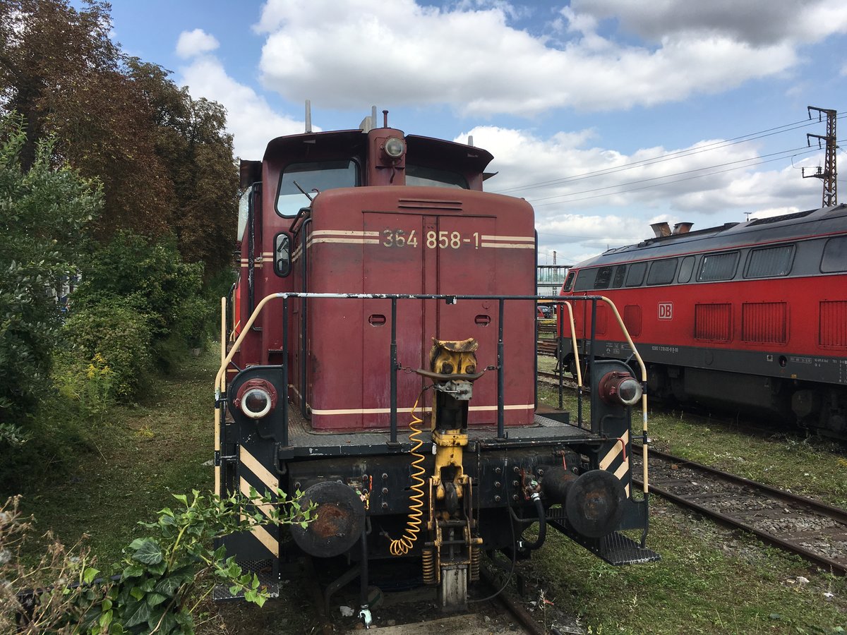 Die schon seit längerem abgestellte 364 858 am 21.08.17 in Ulm Hbf.

Aufgenommen durch den Zaun von Busbahnhof Ulm ZOB - West.