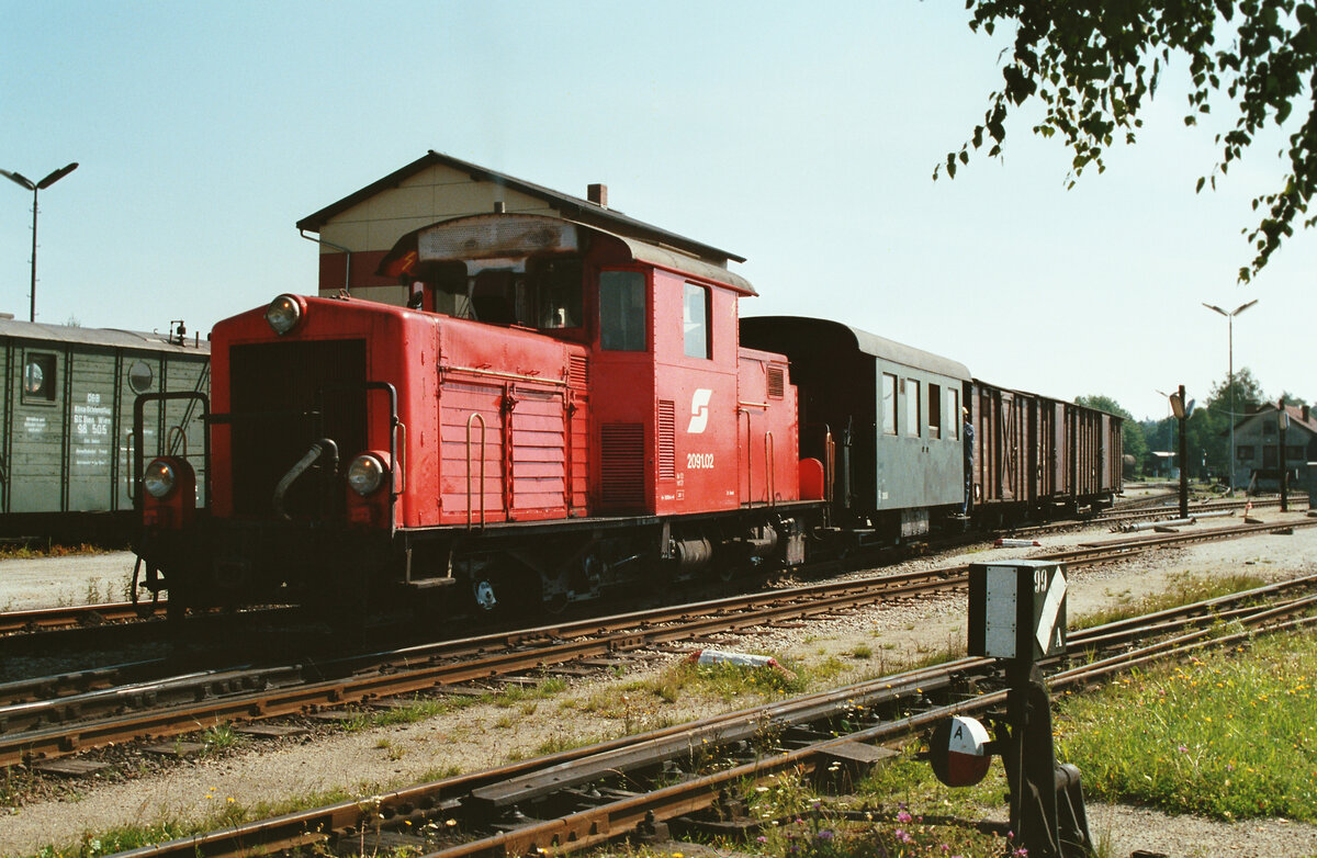 Die schon zu dieser Zeit sehr alte und ehrwürdige ÖBB-Lok 2091.02 der Waldviertelbahn mit einem Zug vor einem Bw (?), der Ort ist leider unbekannt.
Datum: 18.08.1984 
