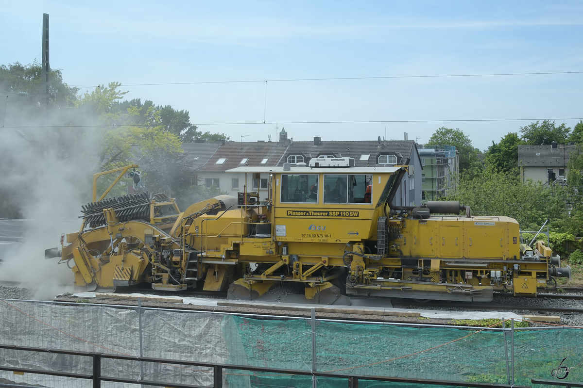 Die Schotterverteil-und Planiermaschine SSP 110 SW in Einsatz während der Gleiserneuerungsarbeiten im Juni 2017 in Bochum.