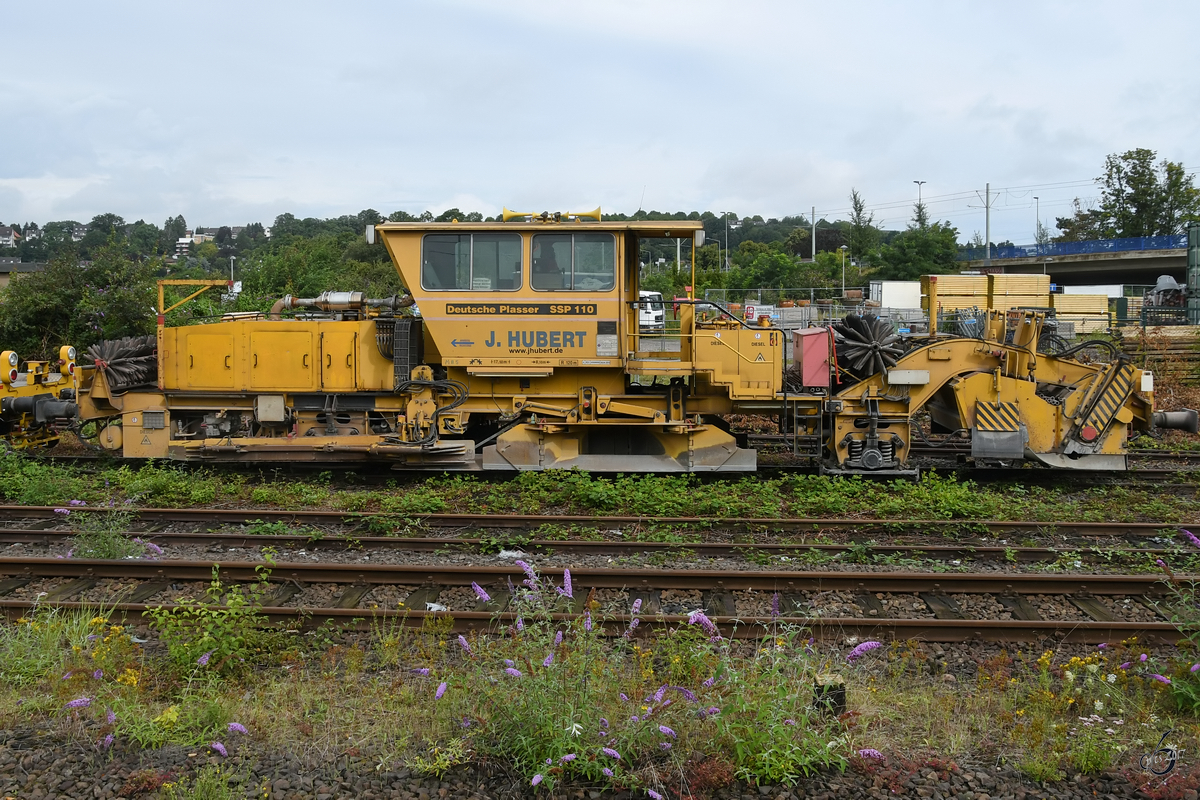 Die Schotterverteil-und Planiermaschine SSP 110 im August 2017 am Bahnhof Hattingen.