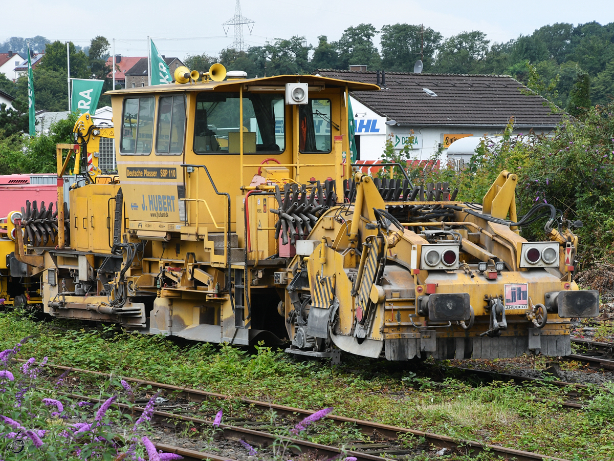Die Schotterverteil-und Planiermaschine SSP 110 im August 2017 am Bahnhof Hattingen.