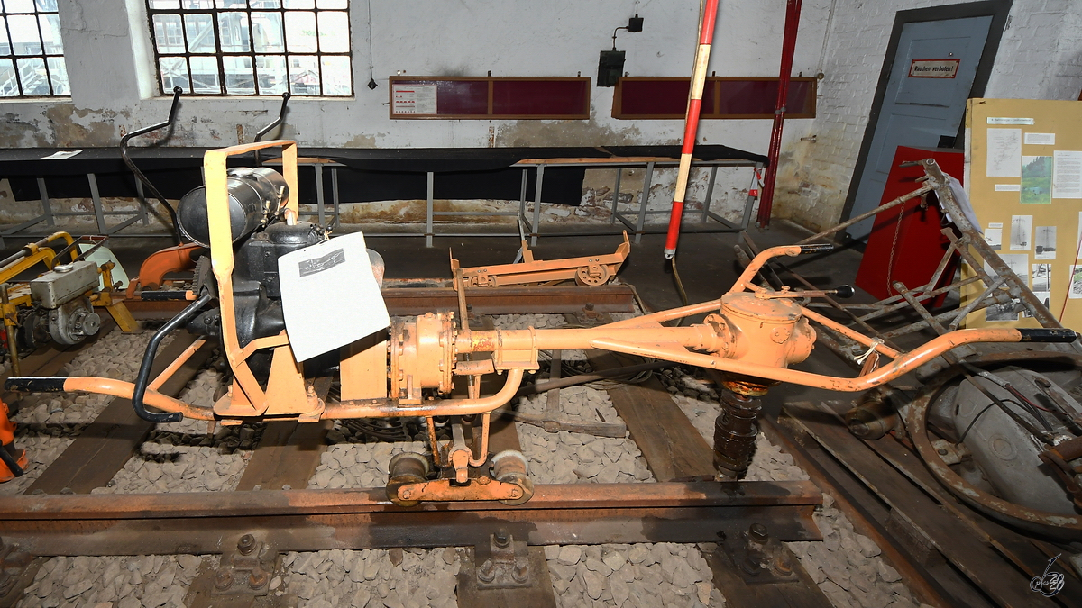 Die Schraubenein- und -ausdrehmaschine der Bauart Callsen wurde in den VEB (K) Technische Werkstätten Gotha hergestellt. (Sächsisches Eisenbahnmuseum Chemnitz-Hilbersdorf, September 2020)