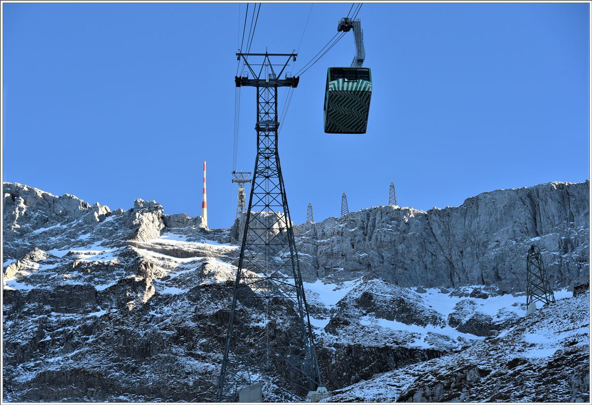 Die Schwägalp liegt auf 1350m und die Bergstation auf dem Säntis auf 2472m. Über nur zwei Stützen werden die 1122m Höhendifferenz in 10 Minuten überwunden. (02.12.2016)