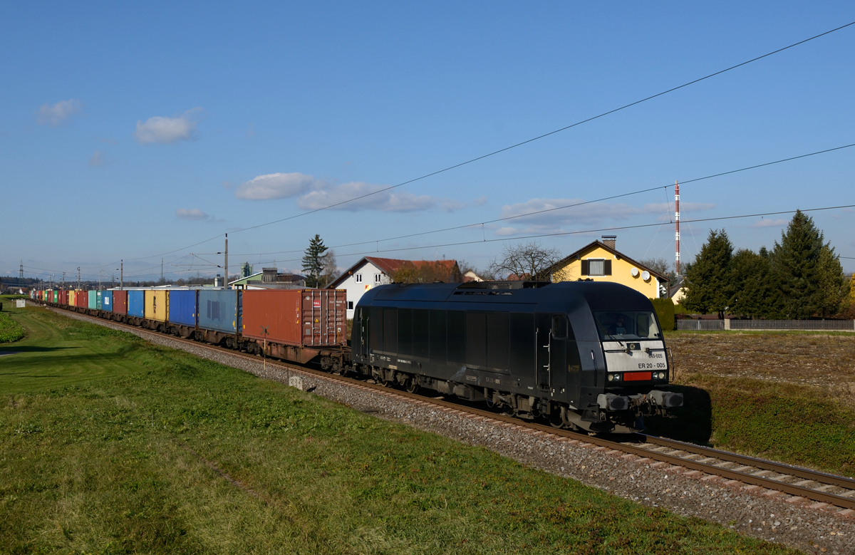 Die schwarze 1223 005 war am Vormittag des 14. November mit dem Containgerzug 41441 nach Koper unterwegs, und wurde von mir bei Wildon fotografiert.