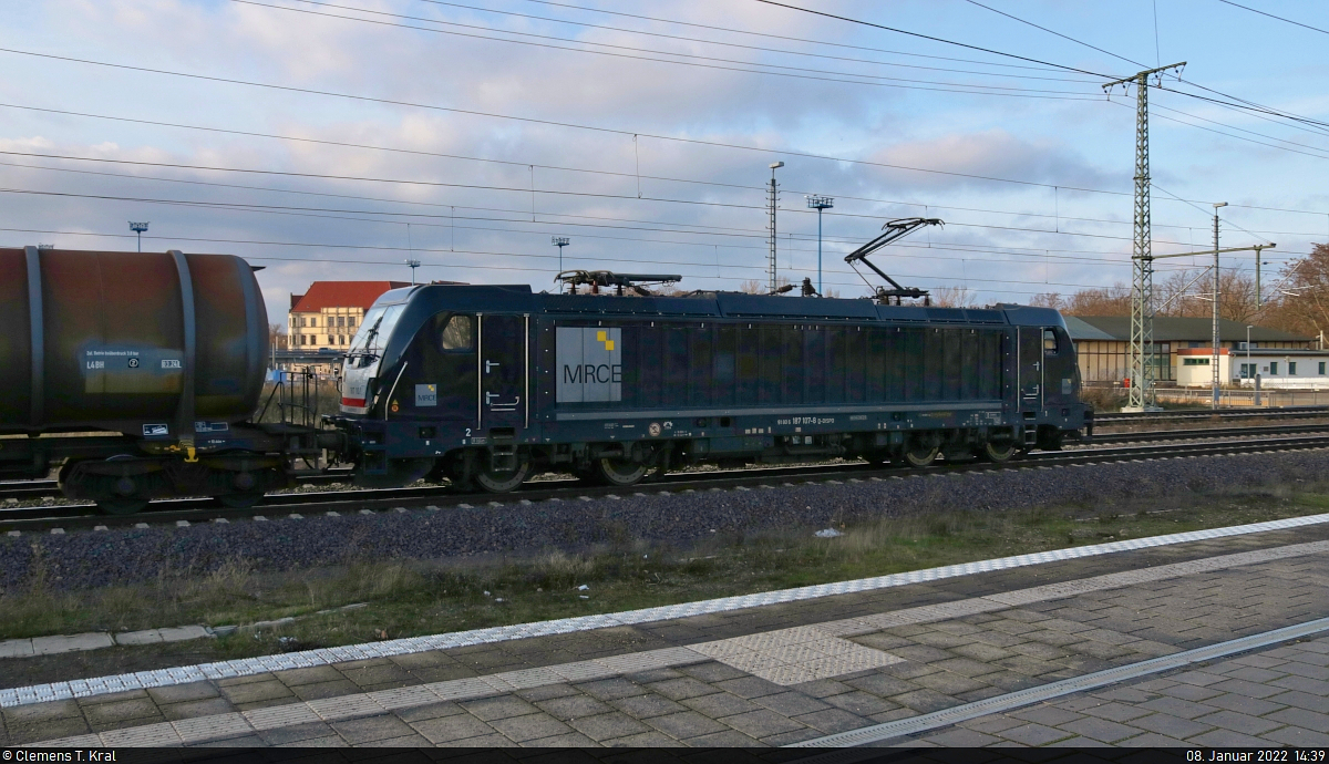 Die schwarze 187 107-8 legt zum Personalwechsel in Magdeburg Hbf eine kurze Pause ein. Mit Kesselwagen ging es weiter in nördlicher Richtung.

🧰 Mitsui Rail Capital Europe GmbH (MRCE), vermietet an DB Cargo
🕓 8.1.2022 | 14:39 Uhr