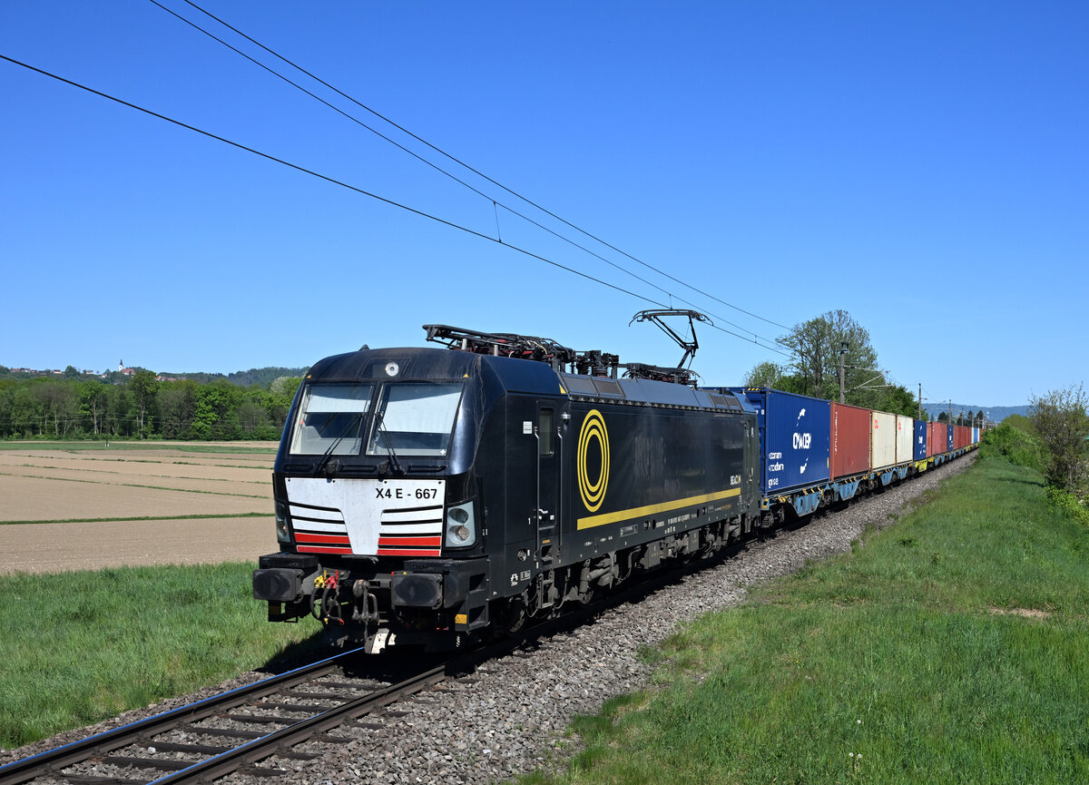 Die schwarze 193 667 traktionierte am Morgen des 26. April den Containerzug 41441 von Wundschuh nach Koper Luka. Das Foto enstand kurz nach der Ausfahrt aus dem Bahnhof Leibnitz in Wagna, im Hintergrund zu sehen die Wallfahrtskirche am Frauenberg.