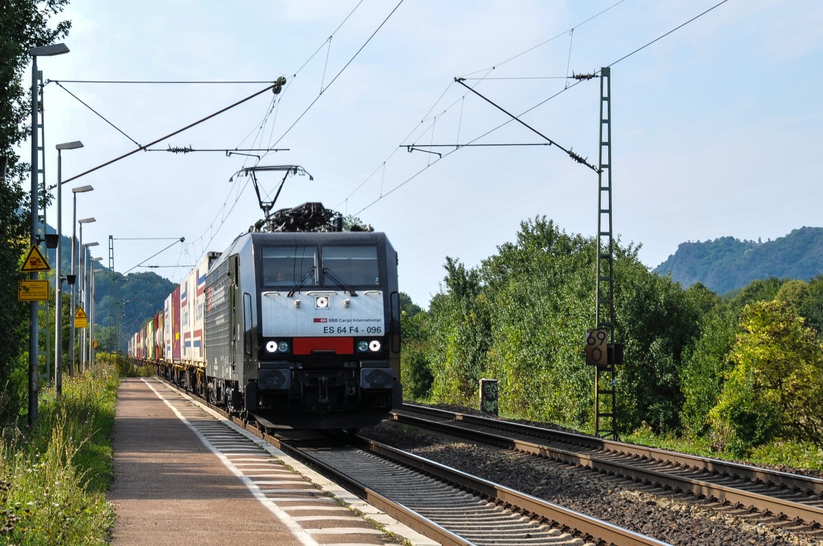 Die schwarze ES64F4-096 alias 189 096 von SBB Cargo International kommt am 22/08/2015 mit einem langen Containerzug durch Namedy auf dem Weg Richtung Süden.