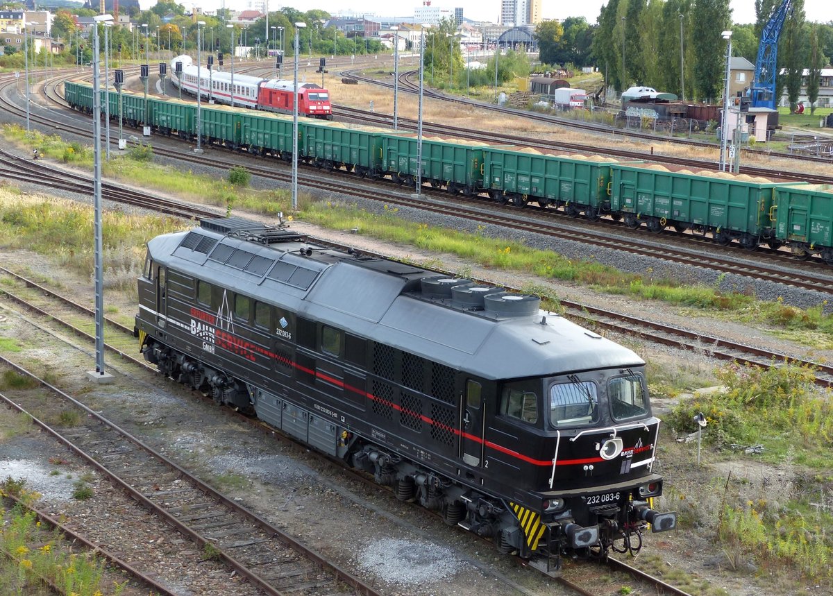 Die schwarze Ludmilla 232 083-6 vom Erfurter Bahn Service wartet vor dem BW Gera auf ihen nächsten Einsatz am 24.9.2019