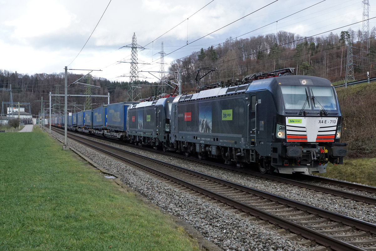 Die schwarzen Vectron von BLS CARGO im Einsatz.
Doppeltraktion mit  LKW WALTER  - KLV auf der Fahrt in Richtung Süden bei Wynigen am 18. Januar 2020. An der Spitze des Zuges war die X4 E - 713 eingereiht.
Verdrängen nun tatsächlich die  SCHWARZEN PANTHER  die  BRAUNEN MUTZEN ? Wie schade.....
Foto: Walter Ruetsch
