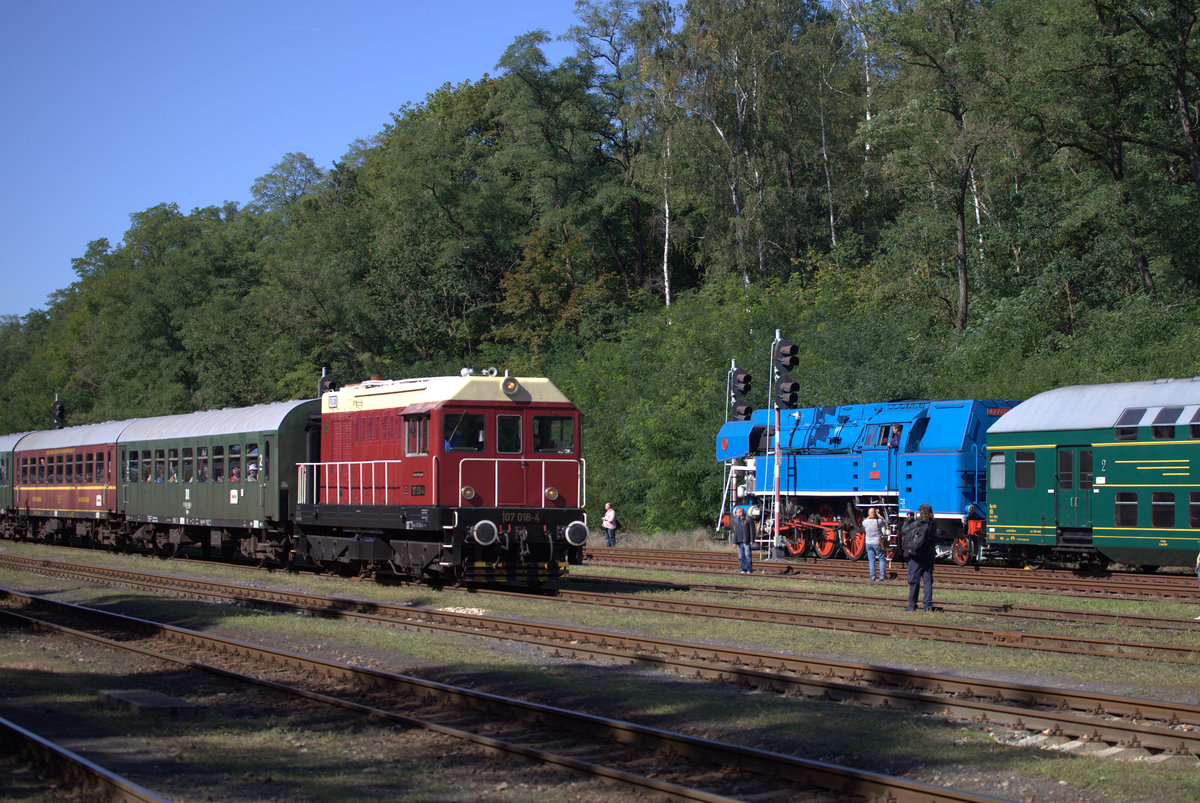 Die Schwarzenberger Eisenbahnfreunde kommen mit einem kurzen Sonderzug nach Luzna u Rakovnika. Zuglok ist 107 018-4, 2 Bghw Wagen und ein Speisewagen.
Leider kam es nicht zum Gruppebild mit Hektor. 21.09.2019  12:09 Uhr.