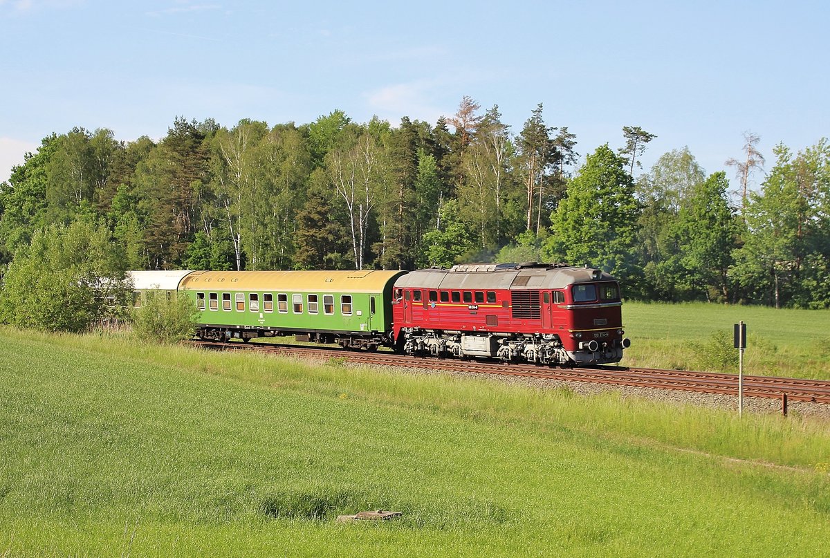 Die Schwarzenberger Eisenbahntage sind vorbei. Am 28.05.17 schob 120 274-6 den Zug mit V200 033 (aus Hamm), 91 6580, und V36 274 von Schwarzenberg/Erzgeb. nach Arnstadt. Hier ist der Zug bei Hermsdorf zu sehen.