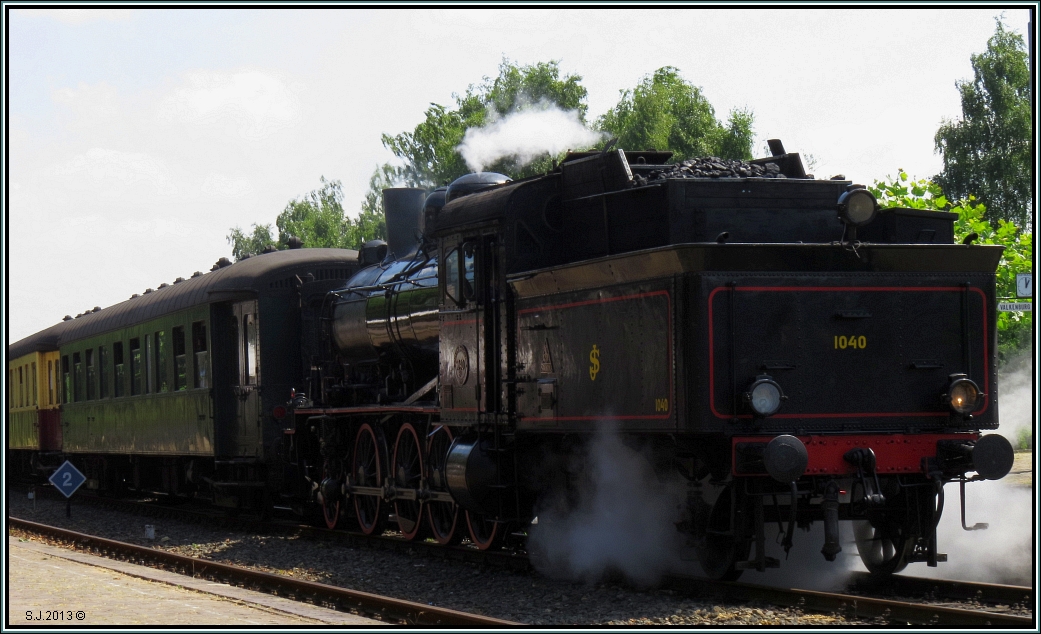 Die schwedische 1040 steht unter Dampf und wartet mit dem Sonderzug auf Ausfahrt nach Valkenburg. Sommeridylle am Bahnhof Simpelveld der Eisenbahnfreunde der ZLSM in den Niederlanden,Juli 2013.