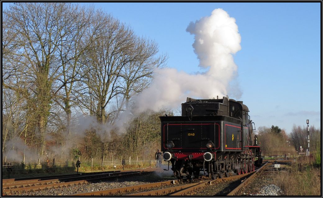 Die schwedische SJ 1040 beim Umsetzen im Depot Simpelveld der ZLSM. Bahnnostaligie pur unweit der deutsch-niederländischen Grenze bei Aachen am 14.Dez.2014.